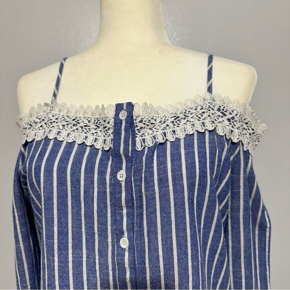 Lipslide blue and white striped off the shoulder top. Size M - Picture 2 of 6